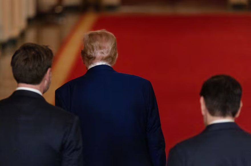 美国总统唐纳德·特朗普在美国华盛顿特区白宫发表全国讲话后步行